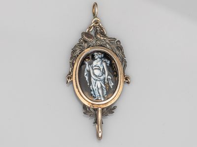 un gros plan d'un pendentif sur lequel figure le portrait d'une femme