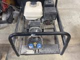 une photo représentant un petit moteur posé sur un chariot dans un garage