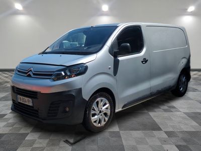 La nouvelle camionnette Citroën est garée dans une grande pièce