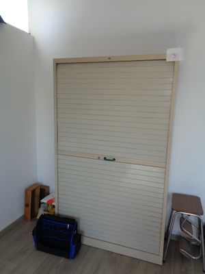 une pièce dans laquelle se trouvent une porte et une chaise