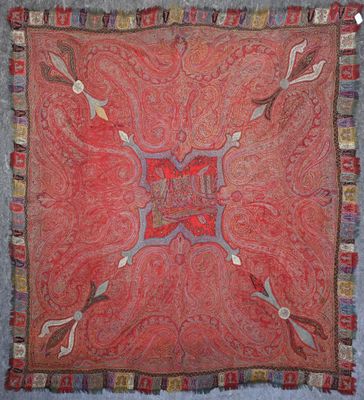 un tapis rouge et bleu orné d'un motif décoratif