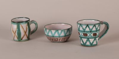trois tasses à café différentes posées les unes à côté des autres sur une table