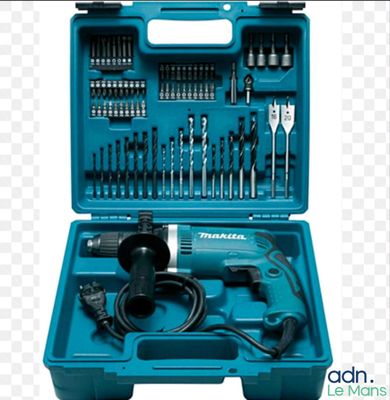 une boîte à outils bleue contenant des outils, sur fond blanc