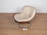 une chaise qui se trouve dans une pièce avec du parquet