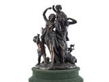 statue en bronze représentant trois femmes et un chien, posée sur un socle en marbre