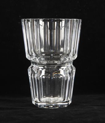 un vase en verre posé sur une table