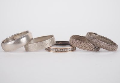 trois bagues en argent et deux bagues en argent serties de diamants