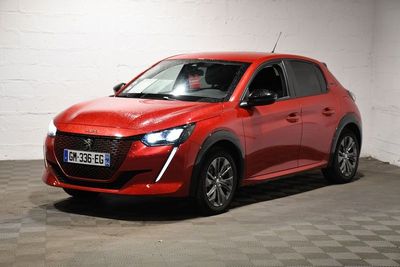 la voiture rouge est garée dans le garage sur le sol en damier
