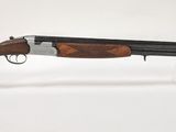 un gros plan d'un fusil posé sur un socle transparent