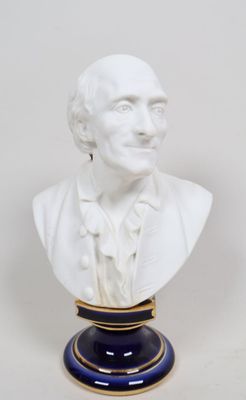 buste blanc d'un homme sur un socle bleu, sur fond blanc