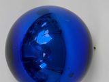 une décoration de Noël bleue accrochée à un mur