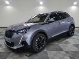Le nouveau SUV Toyota C-HR est exposé dans un showroom