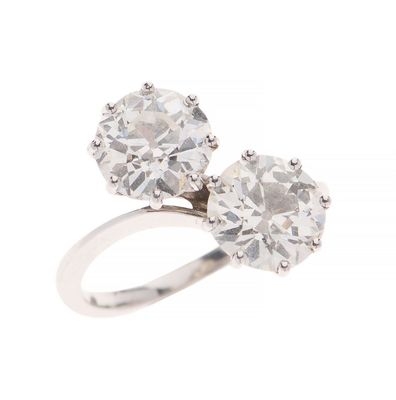 une image représentant une paire de bagues en diamant sur fond blanc