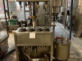 une machine qui se trouve à l'intérieur d'un bâtiment
