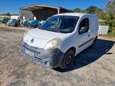 une camionnette blanche garée dans la poussière