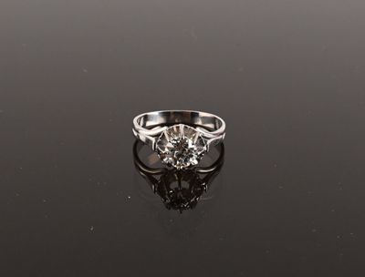 gros plan d'une bague en diamant sur une surface noire