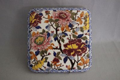 une photo d'une boîte décorative ornée de fleurs et de feuilles