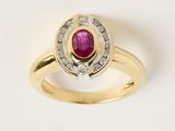une bague en or jaune avec un rubis et des diamants
