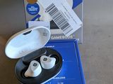 une paire d'écouteurs dans une boîte