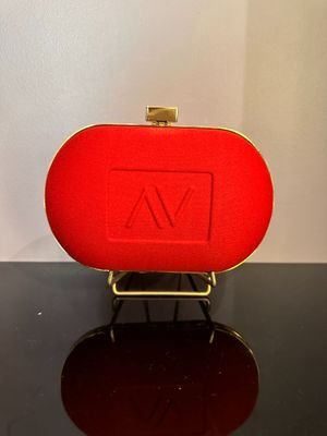 une photo d'un sac à main rouge posé sur une table noire