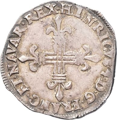 une vieille pièce d'argent ornée d'une croix
