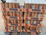 Plusieurs canettes de bière sont empilées sur une palette