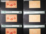 Quatre types différents de timbres sont exposés dans une vitrine.