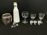 plusieurs verres et une bouteille posés sur une table