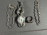 beaucoup d'objets en argent qui se trouvent sur la table