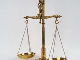 une image représentant une balance en or comportant deux plateaux