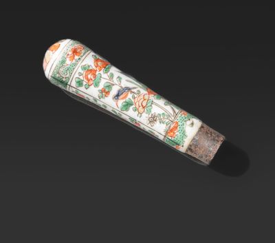 un gros plan d'un vase blanc et vert orné de fleurs