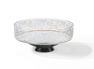 un saladier en verre orné d'un motif décoratif