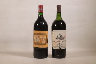 deux bouteilles de vin posées l'une à côté de l'autre sur une table