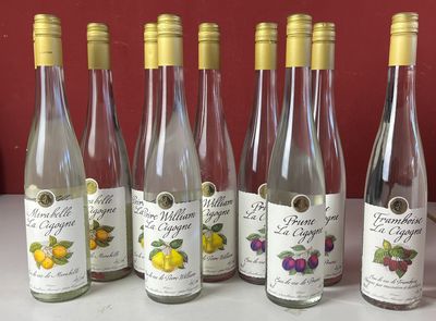 six bouteilles de vin sont alignées sur un comptoir
