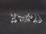 deux figurines en verre transparent représentant un chien et un chat