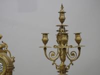 Garniture de cheminée trois pièces en laiton peint doré. (photo 3)
