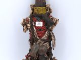une figurine africaine représentant un homme coiffé d'un chapeau