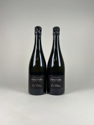 deux bouteilles de vin posées l'une à côté de l'autre sur une table