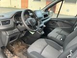 l'intérieur d'une voiture avec un volant, un tableau de bord et les commandes du tableau de bord