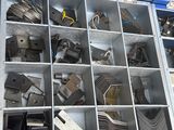 une boîte métallique remplie de pièces métalliques diverses
