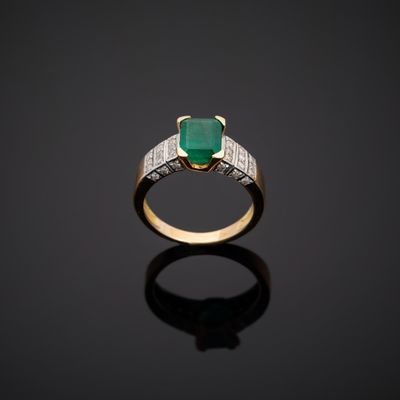 Bague en or jaune 750°°° (tête d'aigle) centrée d'une émerau…