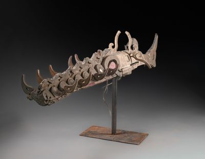 sculpture représentant une tête de poisson posée sur un socle, sur fond gris