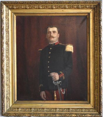 portrait d'un homme en uniforme militaire dans un cadre doré