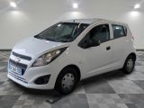 la photo d'une petite voiture blanche garée dans un garage