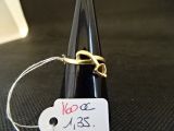 une bouteille de vin avec une étiquette de prix dessus