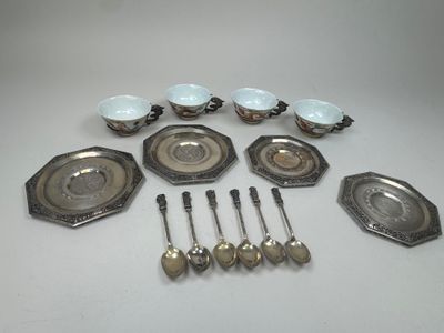 plusieurs plats, cuillères et bols en argent posés sur une table