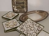 quatre dessous de verre posés sur une table