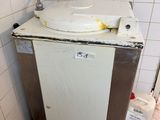 un lavabo sale dans un coin de la salle de bains