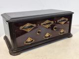 une petite boîte en bois munie de nombreux boutons