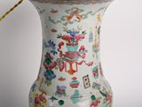 a vase that has a handle on it
